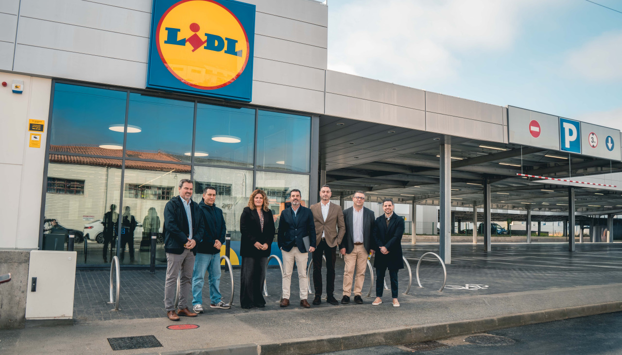 Responsables de Lidl ante la nueva tienda de la carretera de Cedeira