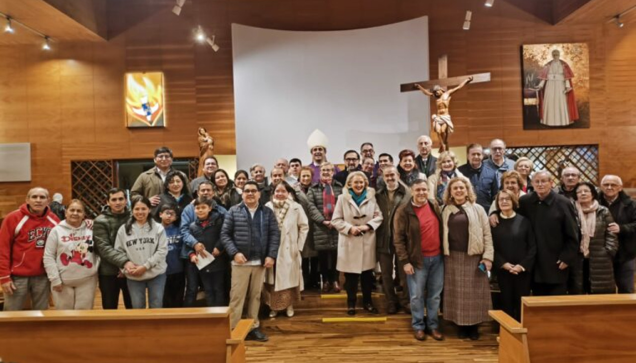 Foto de familia de los asistentes al acto que se desarrolló en la iglesia de Caranza