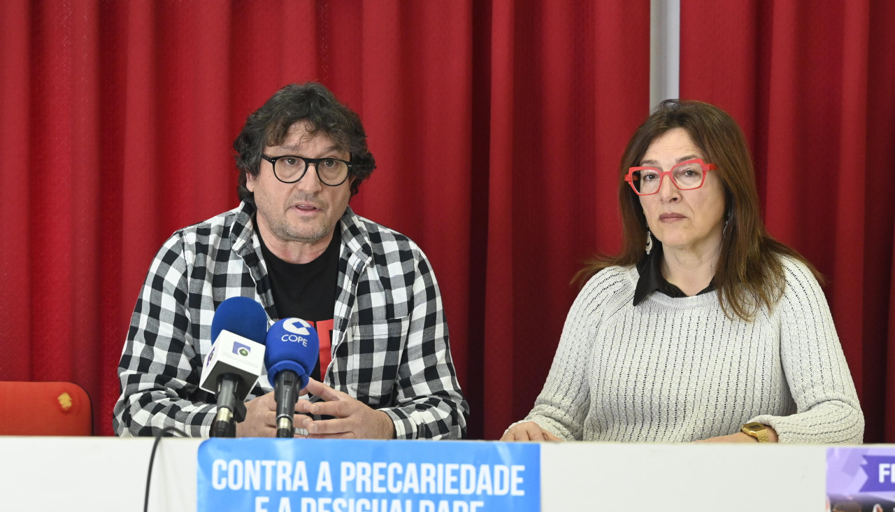 Xoán Galdo, secretario comarcal, e Teresa Carballido, da área de Muller