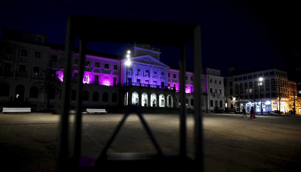 8M. Fachada del concello iluminada de morado