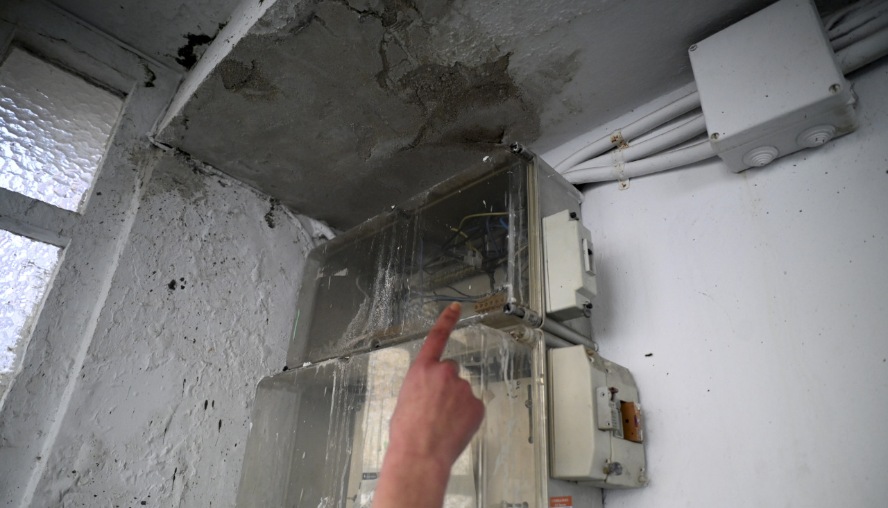 Vecina calle Mugardos con humedades