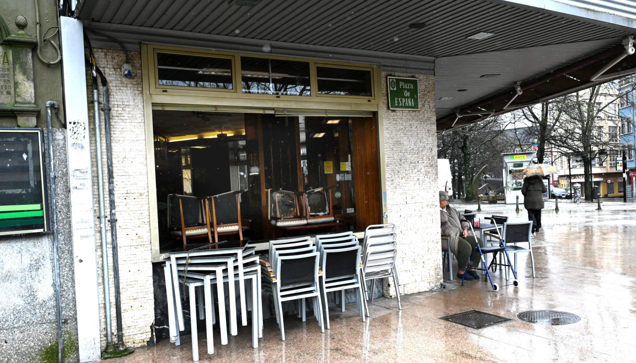 La cafetería Avenida, sin la luna, por la que entraron los ladrones