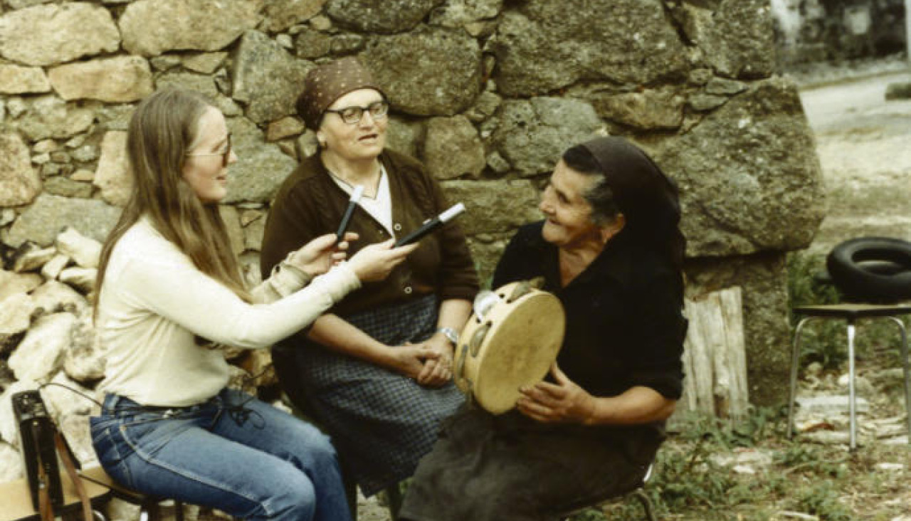A suíza Dorothé Schubarth nunha aldea de Lugo facendo unha recolleita