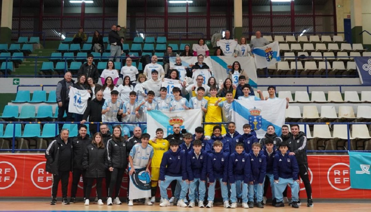 Foto de familia de los dos equipos gallegos