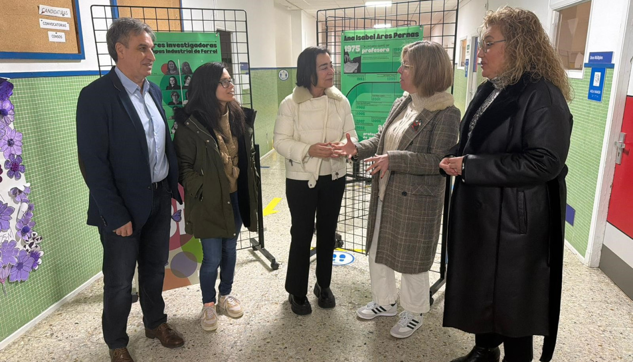 El director del centro, Carlos Pena, recibió a Lucía Santiago, Elvira Miramontes, Mª José Abad y Patricia Cons