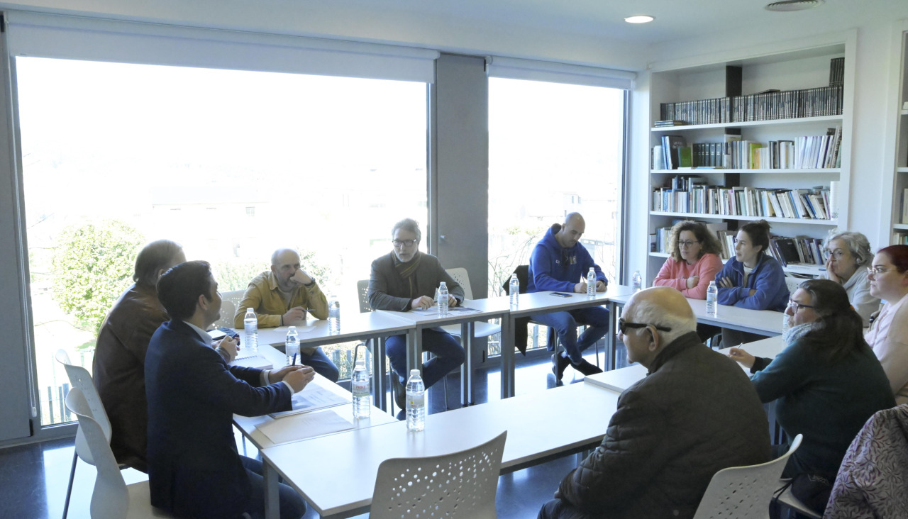 Momento del encuentro del alcalde con la AVV de Canido