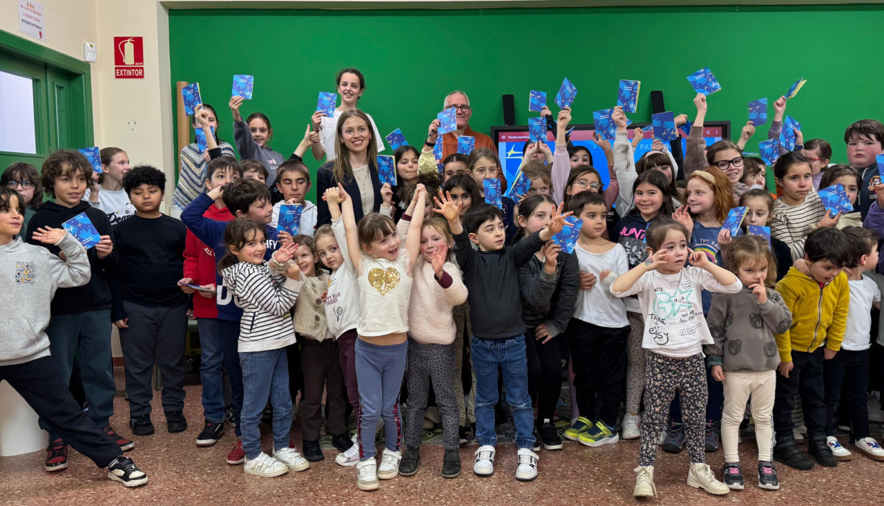 Foto de familia con los escolares de Os Casais