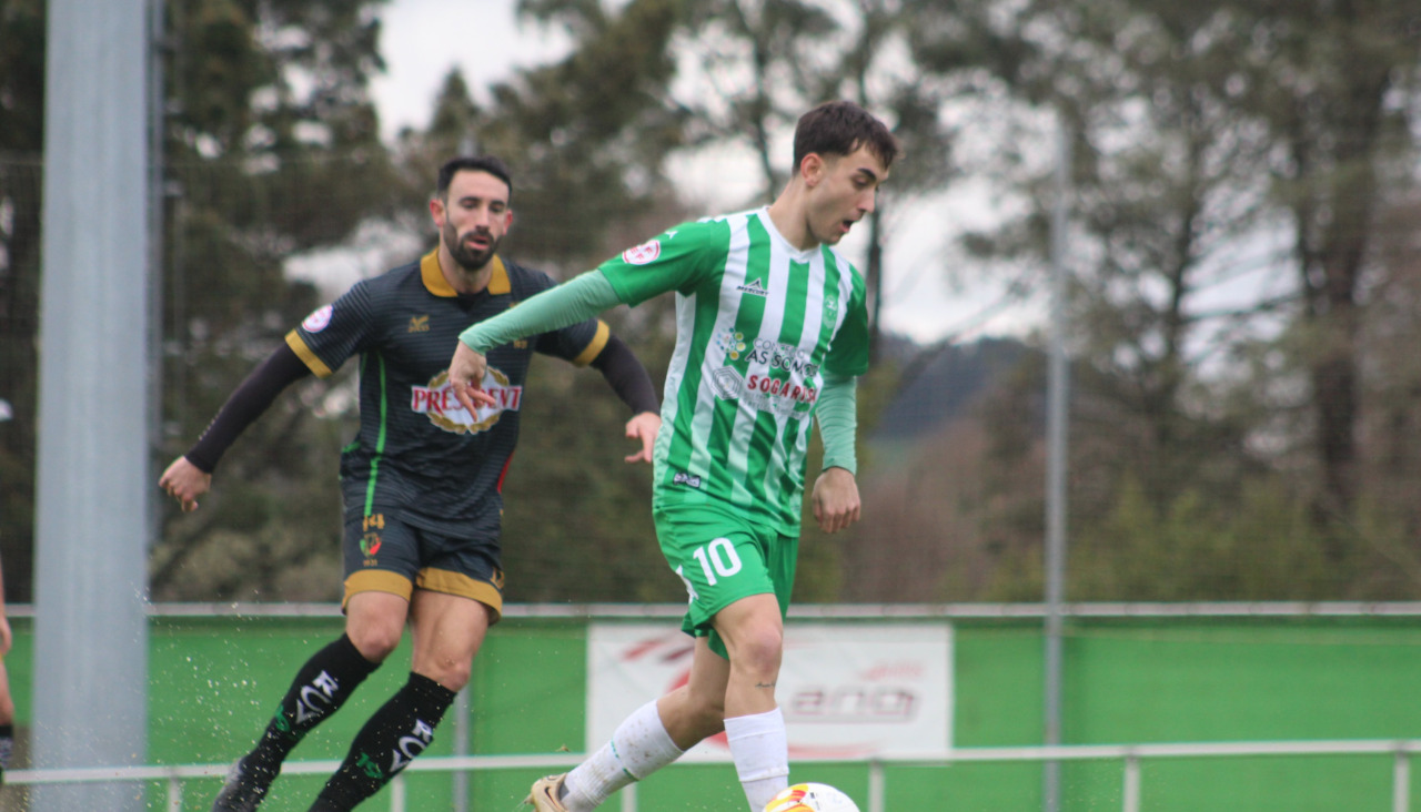 Kike Vidal conduce la pelota ante un adversario