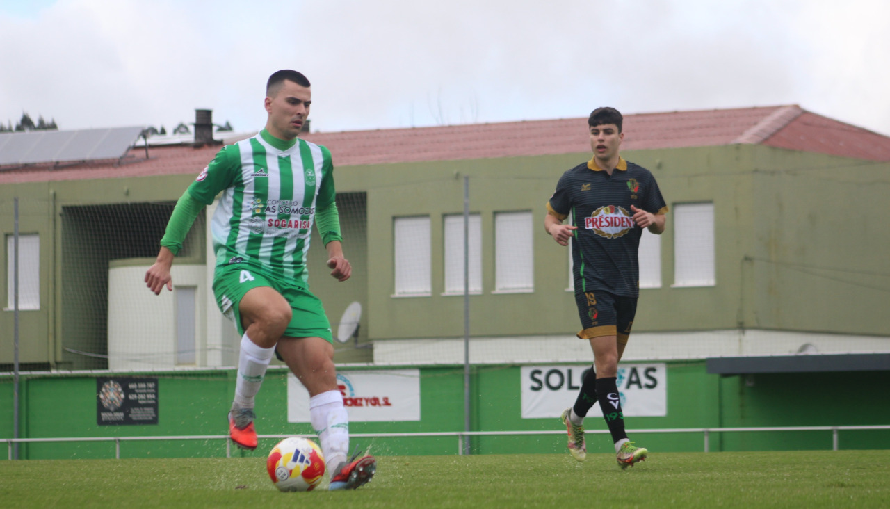 Kike Vidal conduce la  ante un adversario