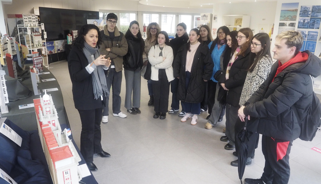 Visita del alumnado del IES Leixa a una de las exposiciones en la oficina de turismo