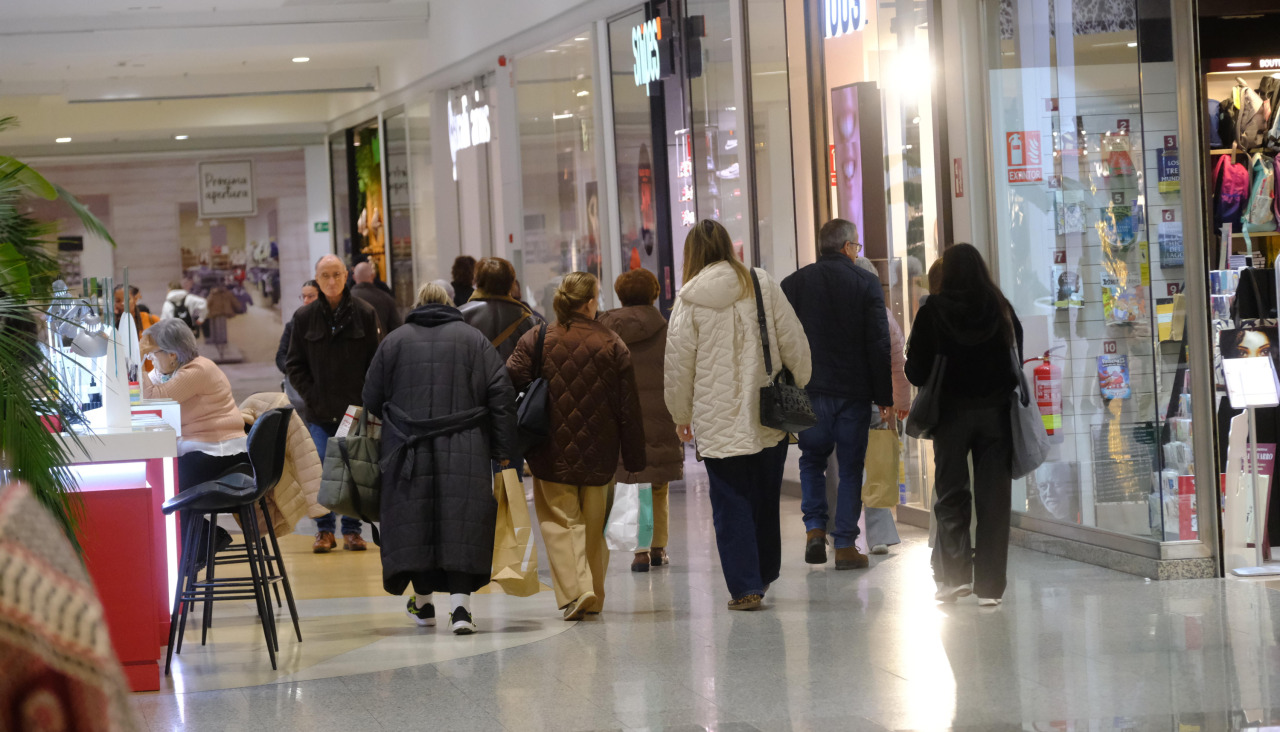 Clientes en el centro comercial Odeón de Narón
