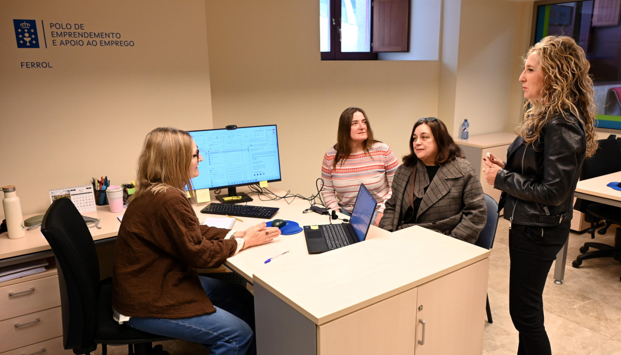 Momento de la visita de la delegada territorial al recurso autonómico