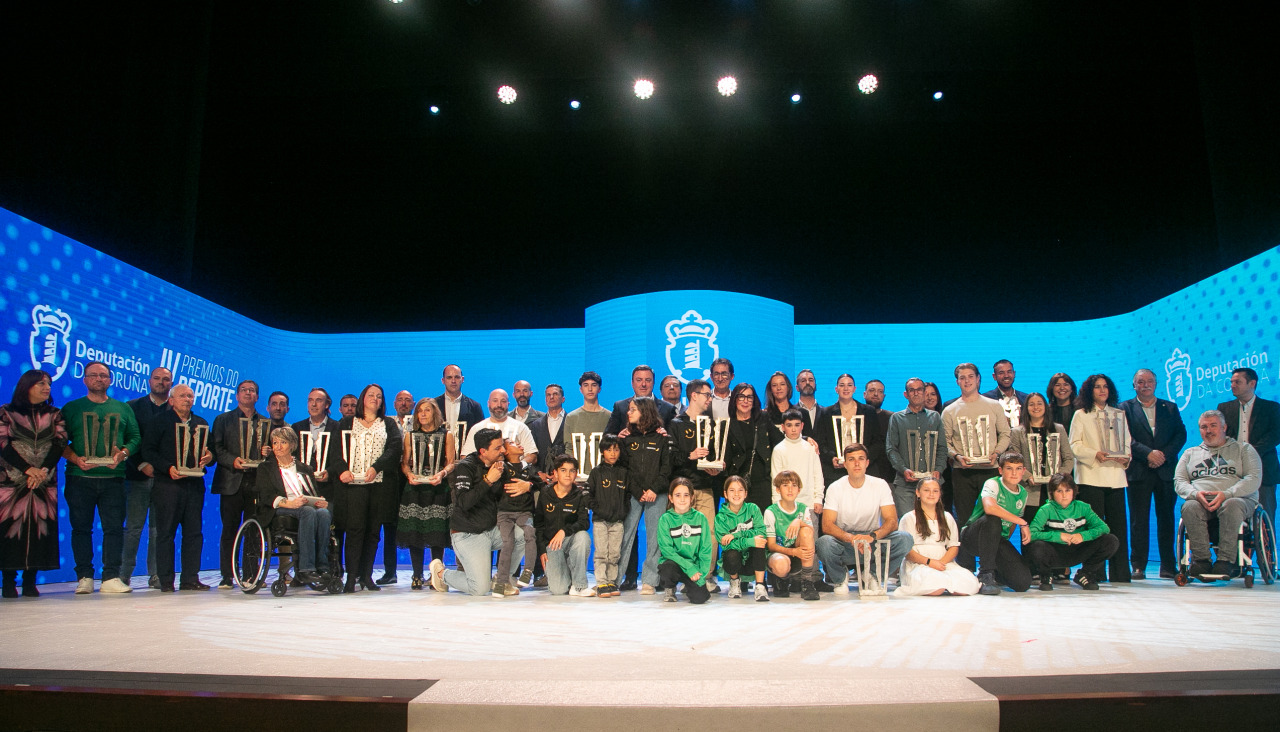 Foto de familia de todos los premiados en la Gala do Deporte da Deputación