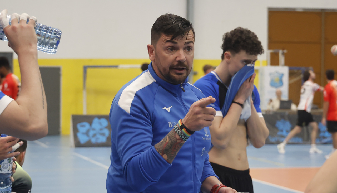 pabellón de San Sadurniño, se juega el partido entre el Intasa y el Dumbría
