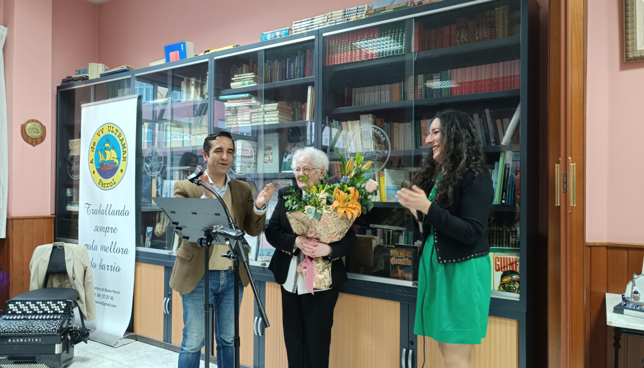 La vecina recibió una placa conmemorativa, una figura de Sargadelos y un ramo de flores