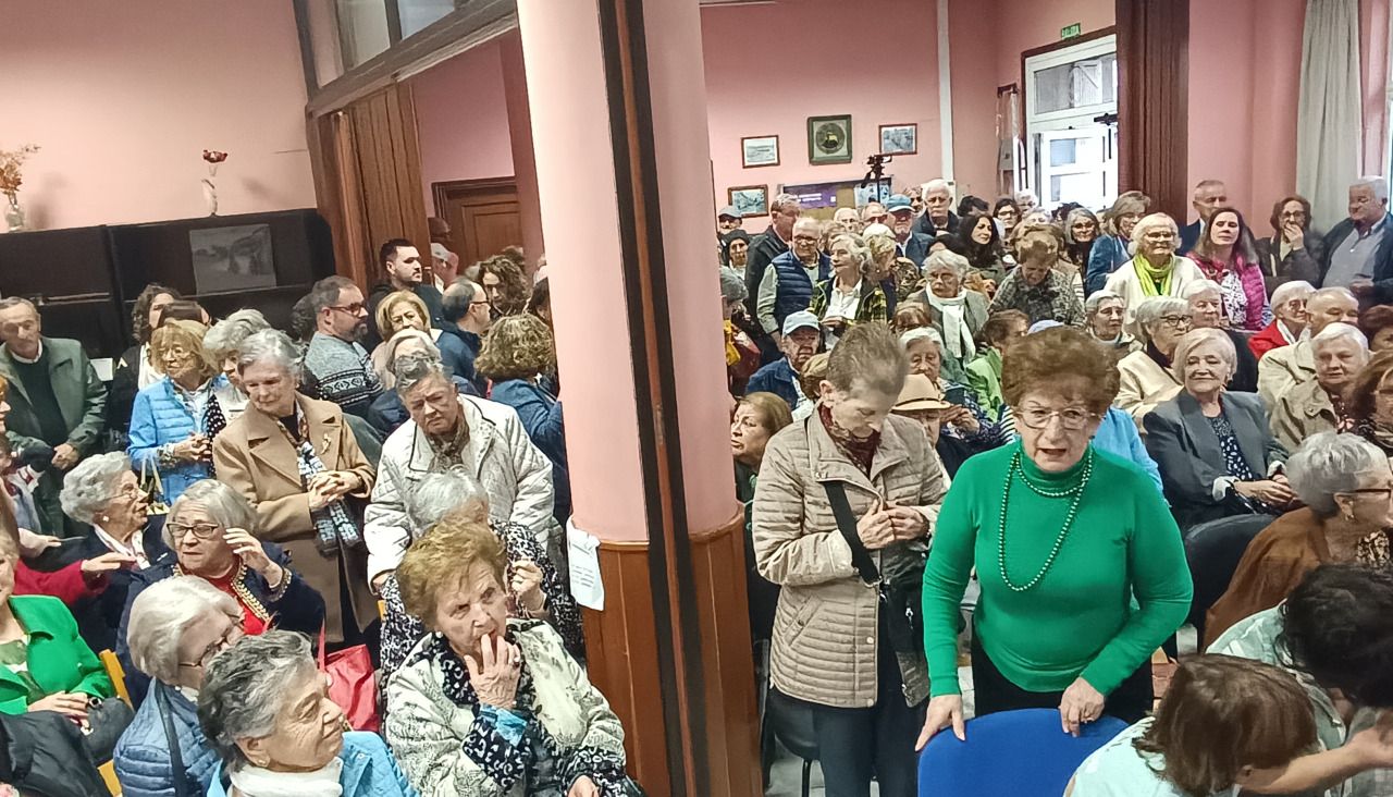 Buena parte de los asistentes tuvieron que esperar de pie por la falta de espacio