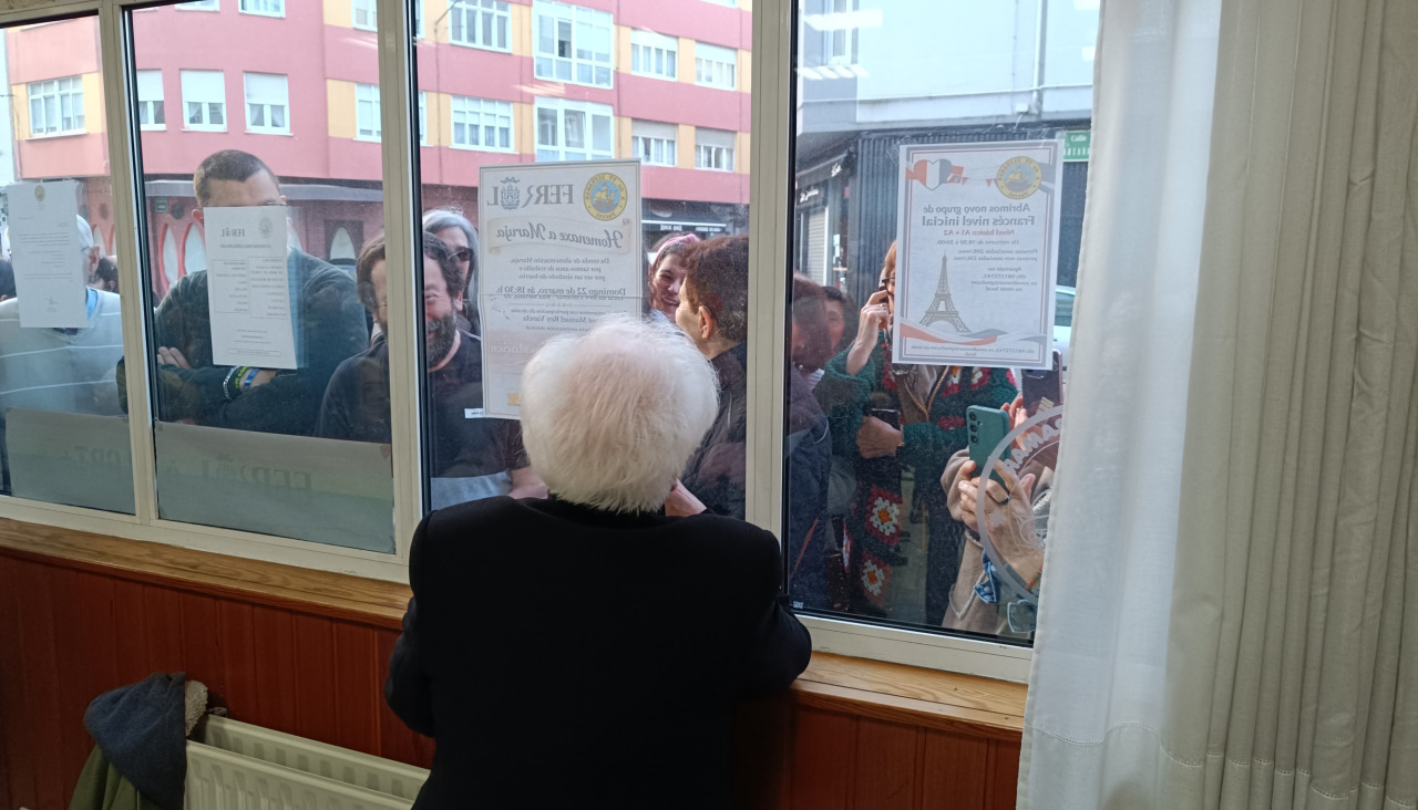 Maruja saludando a quienes seguían el acto desde el exterior
