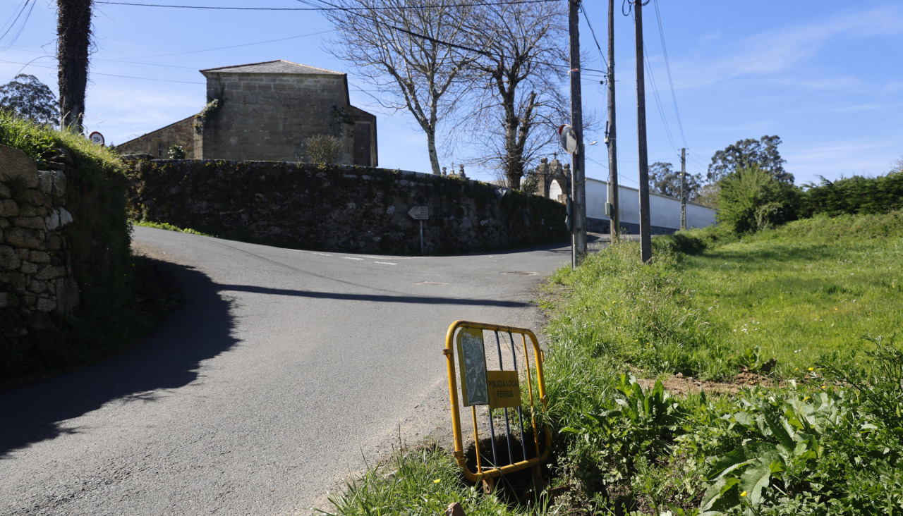 La rotura se encuentra a pocos metros de la iglesia de Santa María de Brión