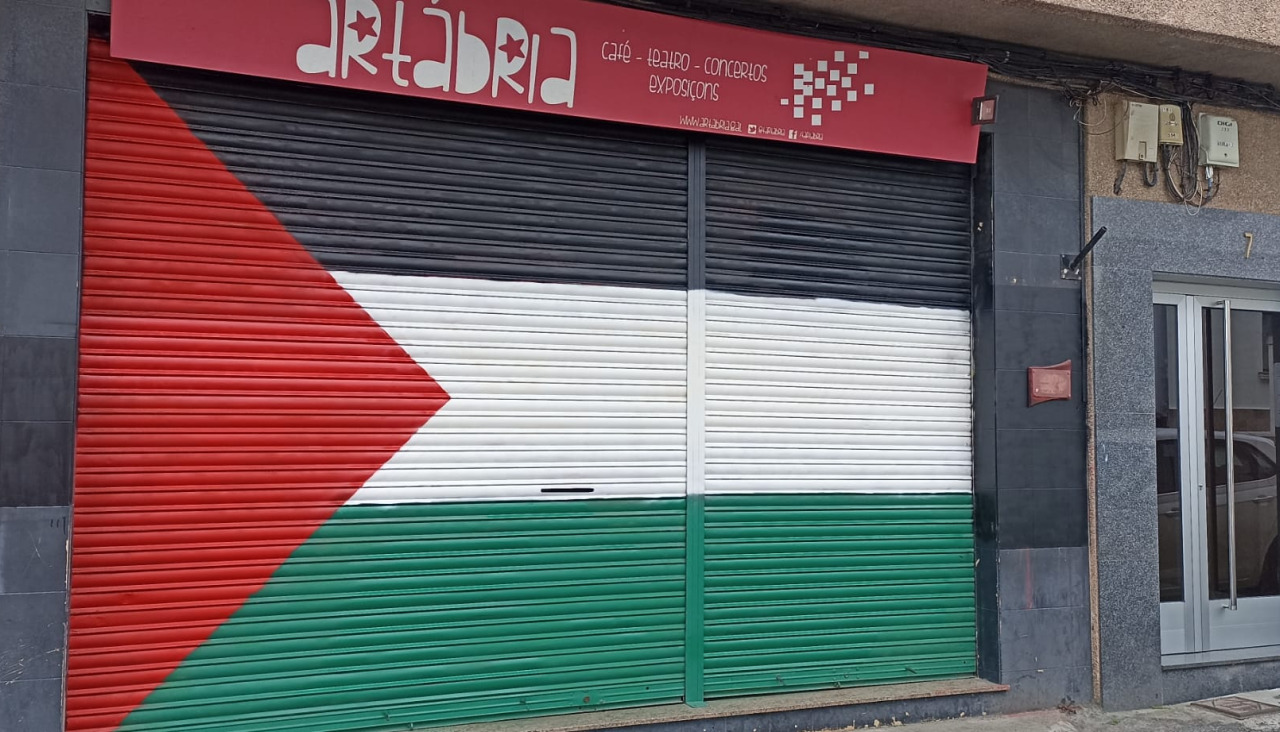Persiana del local, repintada ya por los socios
