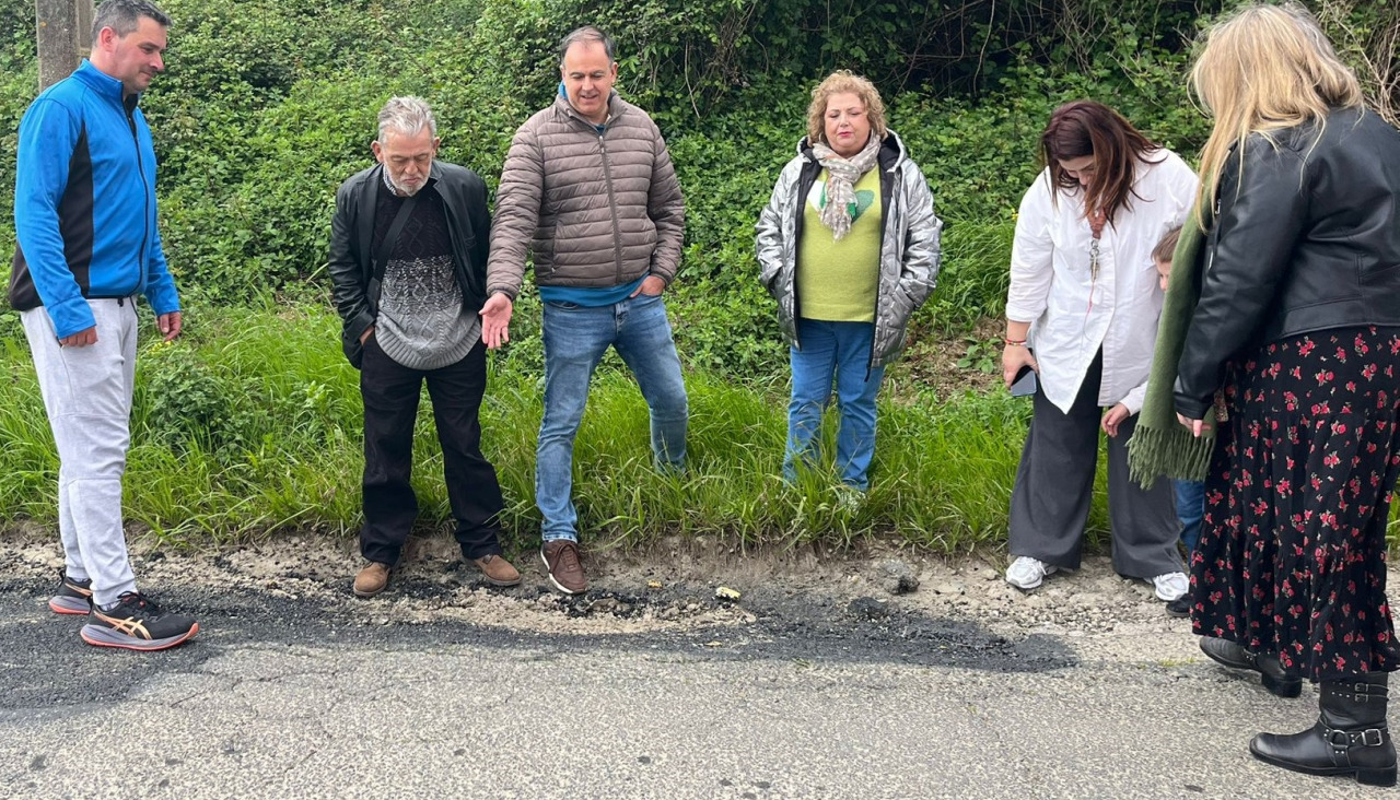 El concejal Roberto Montero con los vecinos de Santa Mariña