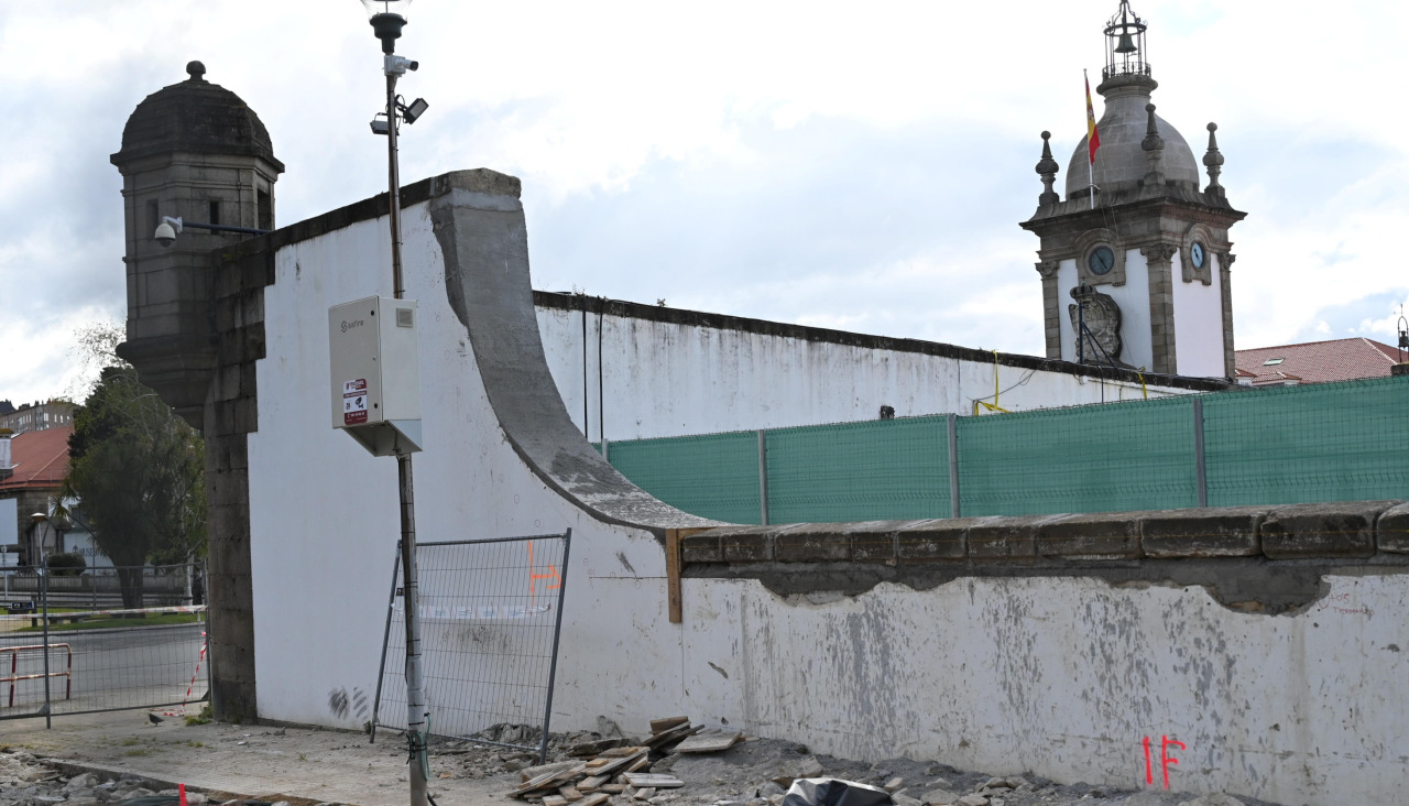 La curva que inicia el trazado de la muralla junto a la garita del Dique ya ha sido terminada