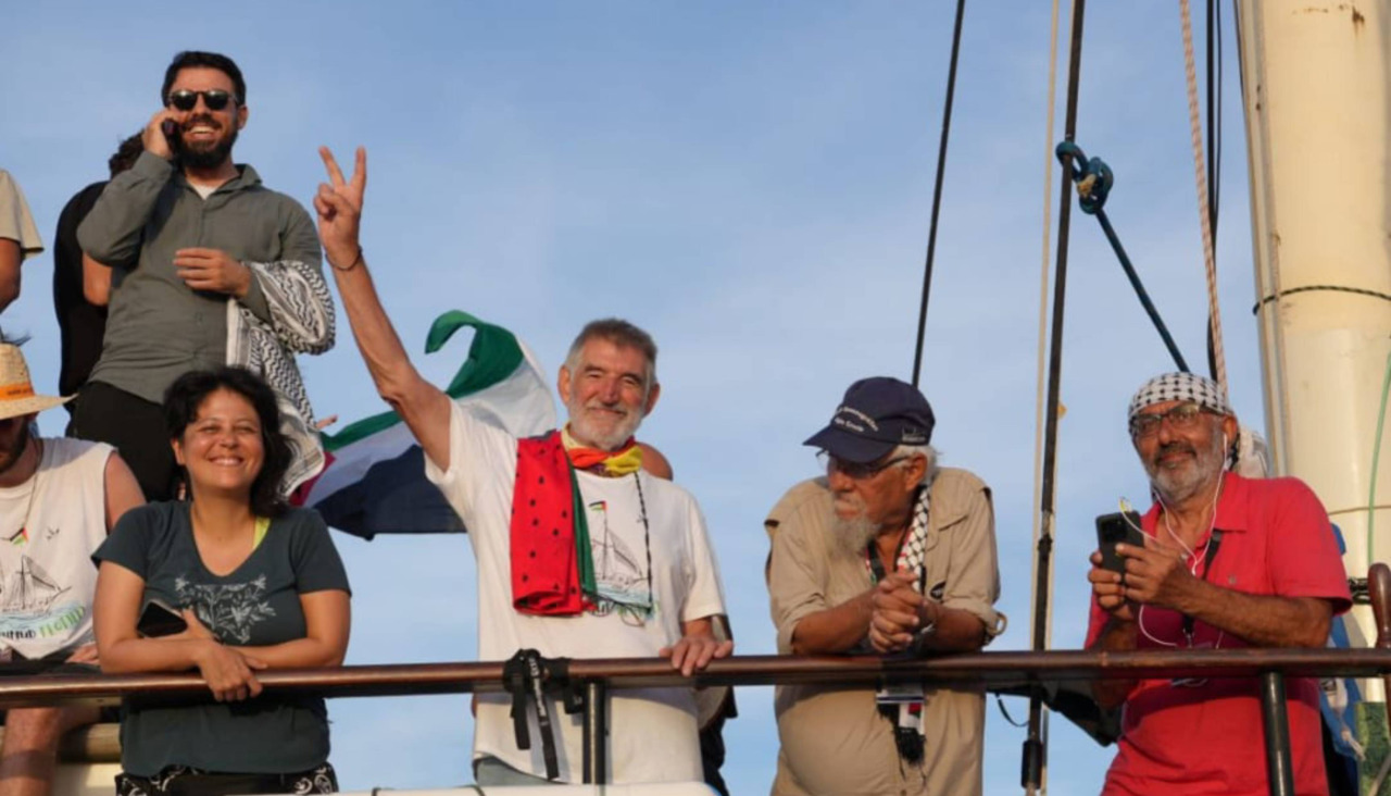 Manuel García haciendo el signo de la paz junto a compañeros de Brasil (entre los que se encuentra la concejala Mariana Conti), Turquía y Argelia
