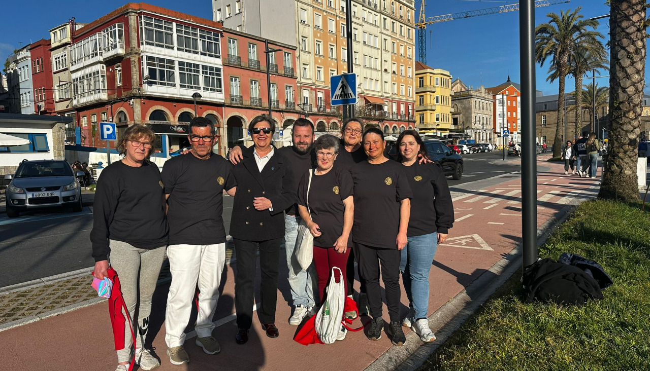 Socios de la Cofradía posando con la ex conselleira do Mar