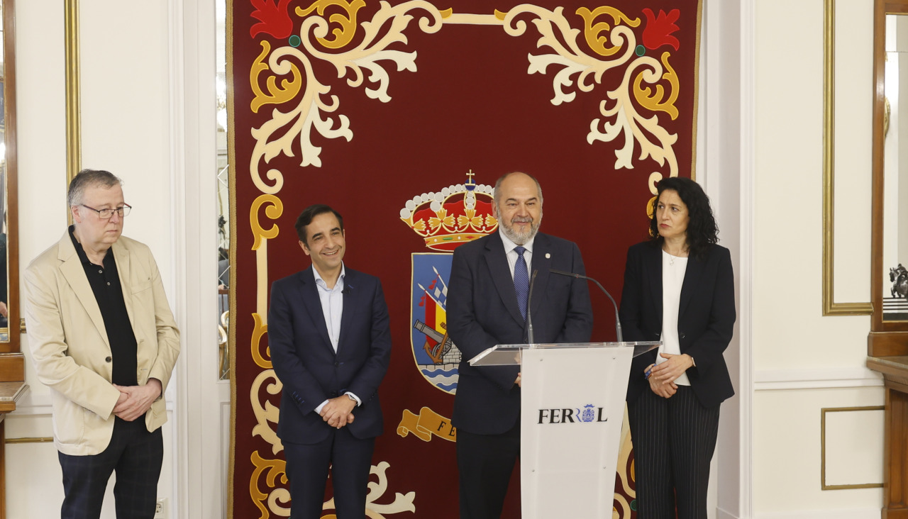 O alcalde de Ferrol, José Manuel Rey Varela, acompañado da concelleira de Turismo, Maica García, do presidente da Junta de Cofradías y Hermandades de la Semana Santa, Fernando Iguacel, e do presidente da Asociación de Empresarios de Hostalería de Ferrol e comarca, Emilio Vázquez, presentan o balance do impacto turístico da Semana Santa Ferrolá. Salón de recepcións.