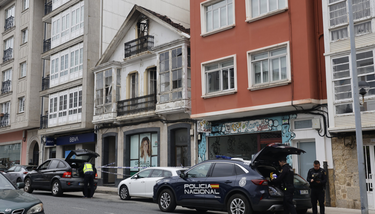 edificio calcinado en jubia frente al excelsior