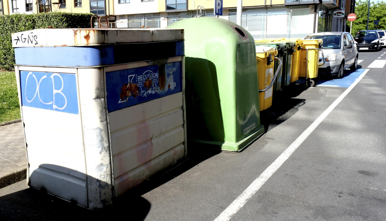 Imagen de archivo de contenedores de basura en el municipio naronés