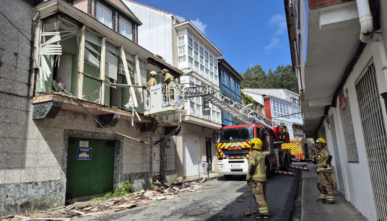 Los bomberos retiraron la galería del edificio en la mañana de este sábado