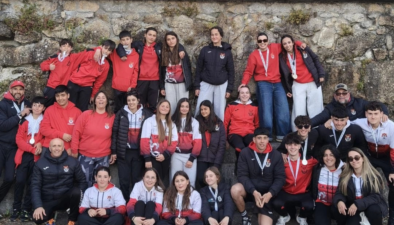 Foto de familia de la delegación mugardesa