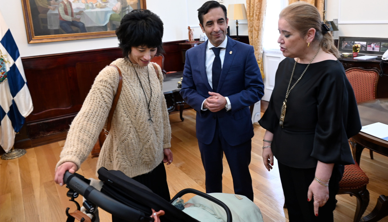 Rey Varela recibe a la niña con síndrome de Rett Violeta