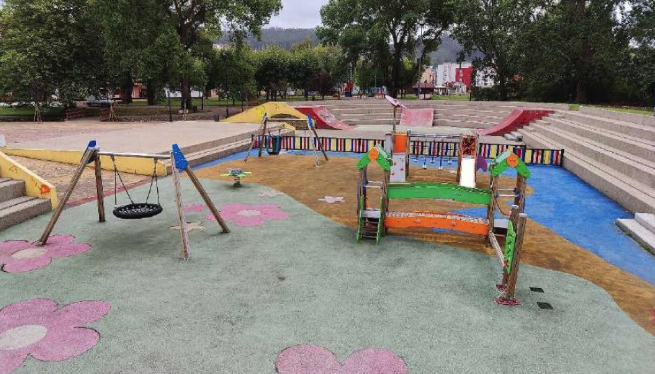 Parque infantil de la plaza da Constitución de Cedeira