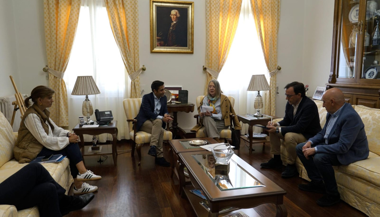 Momento de la reunión de la directora de Acuaes con el alcalde de Ferrol