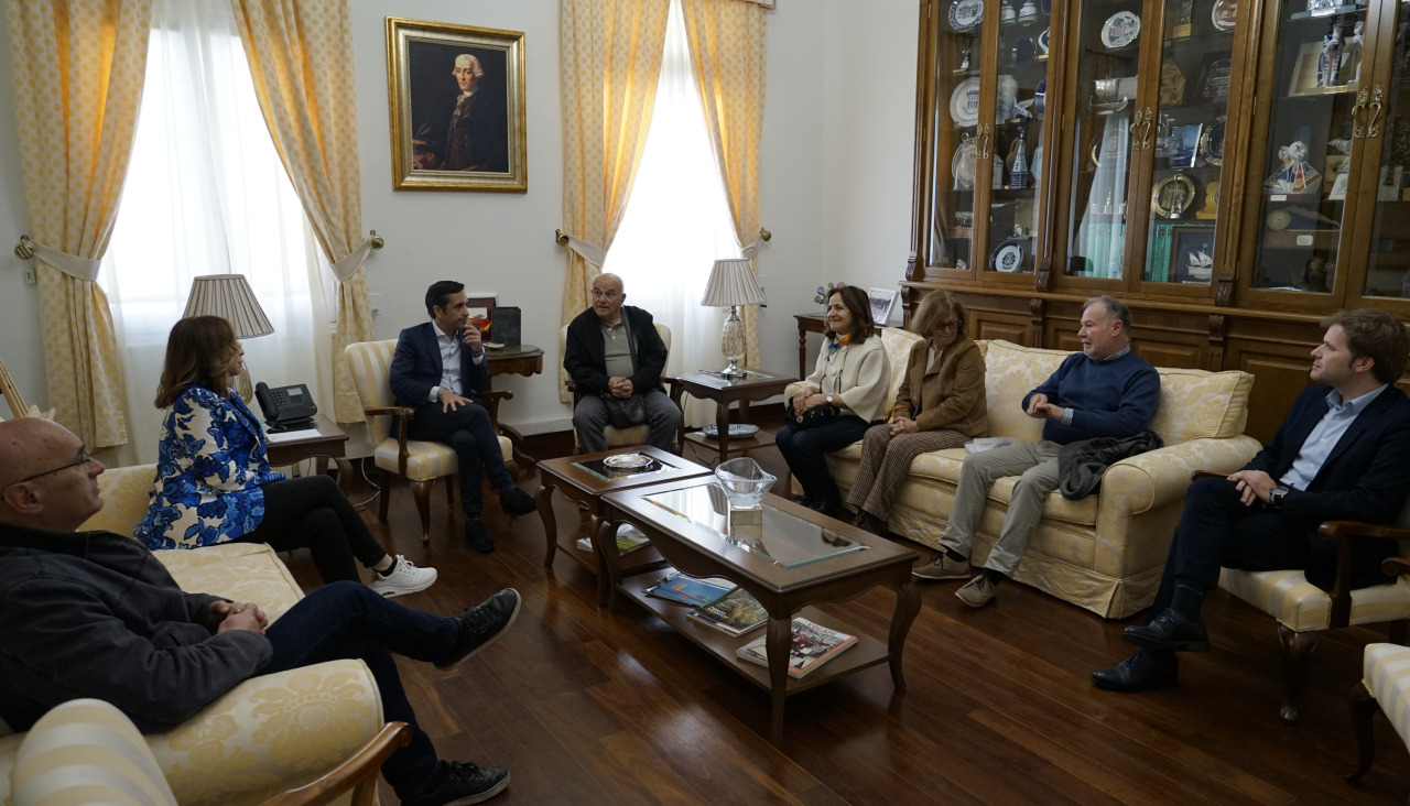 Momento de la reunión entre el Foro Cidadán polo Ferrocarril y el grupo de gobierno