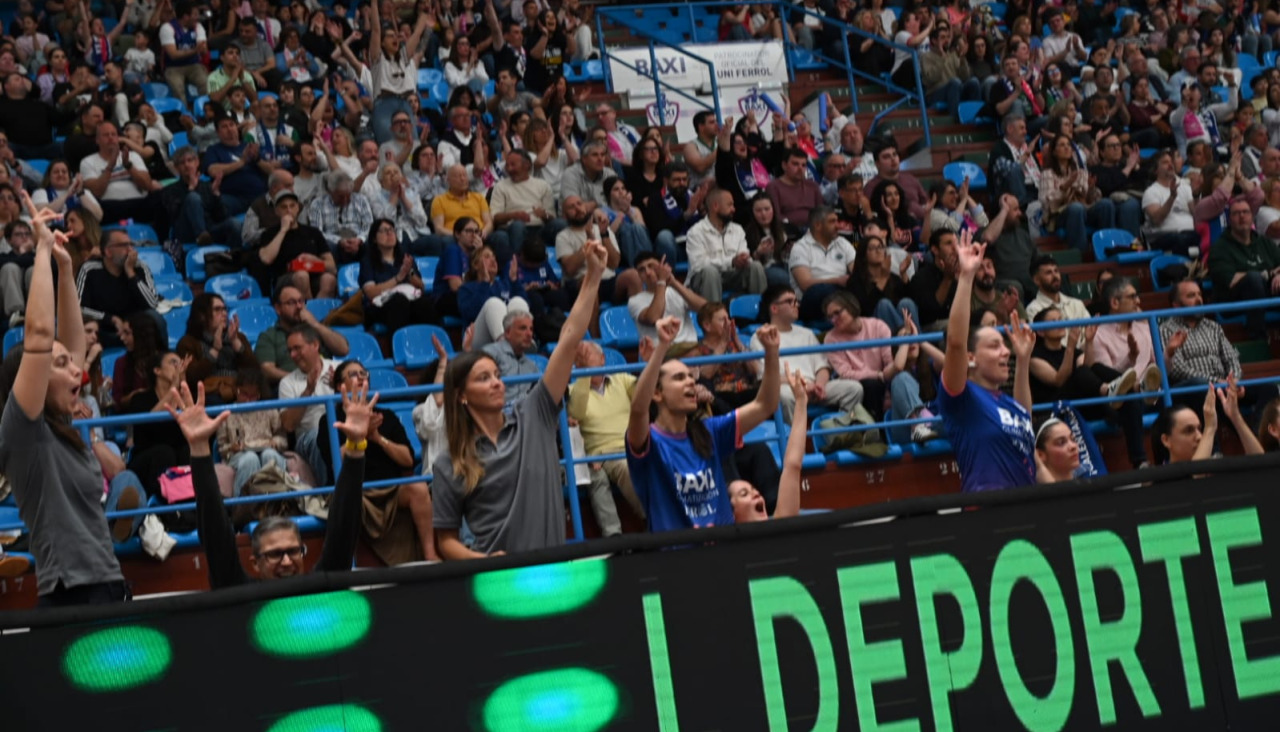 Las jugadoras del banquillo del Baxi celebran una canasta