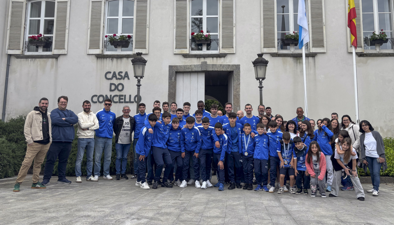 La primera formación y parte de la cantera, en el homenaje llevado a cabo en el Concello