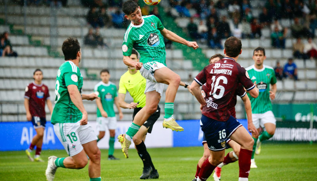 Jairo trata de ganar un balón aéreo