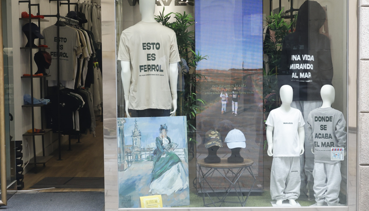 exposición de cuadros de Carmen Martín que están repartidos por escaparates de A Magdalena  por el Festival Ilustrado de Ferrol