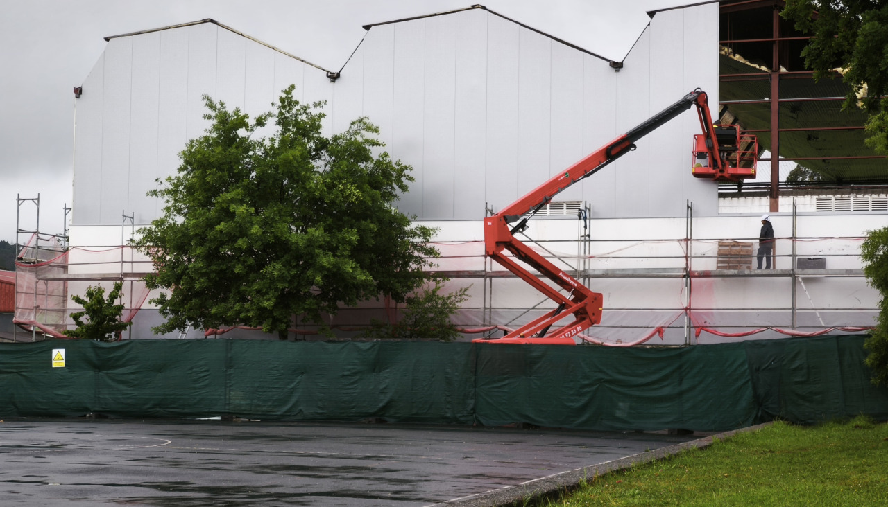 Operarios en las obras de rehabilitación energética del polideportivo pontés