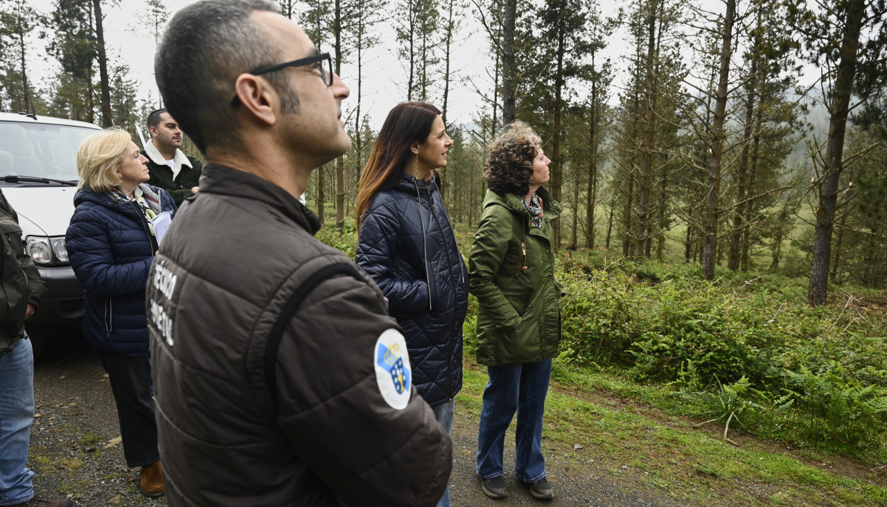 Un momento de la visita de la titular de Medio Rural a Cedeira