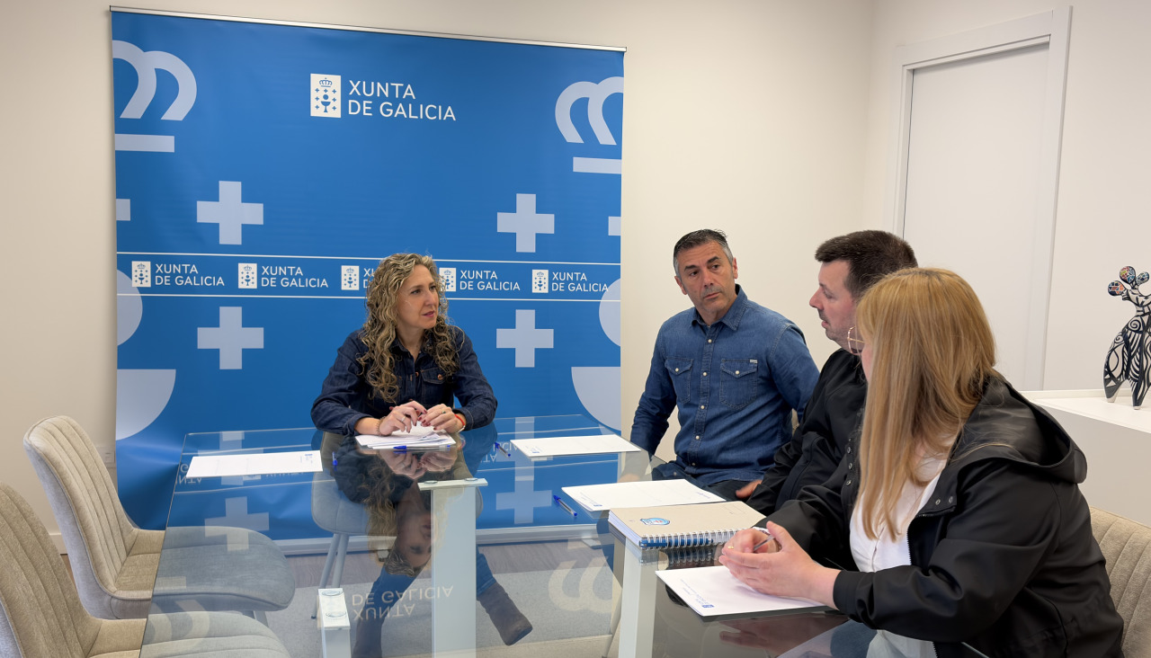Martina Aneiros, con los mandatarios del Lago Sport