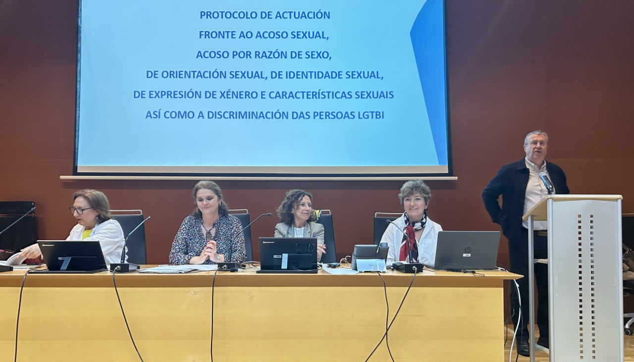 Un momento de la charla, este martes, en el salón de actos del hospital Arquitecto Marcide