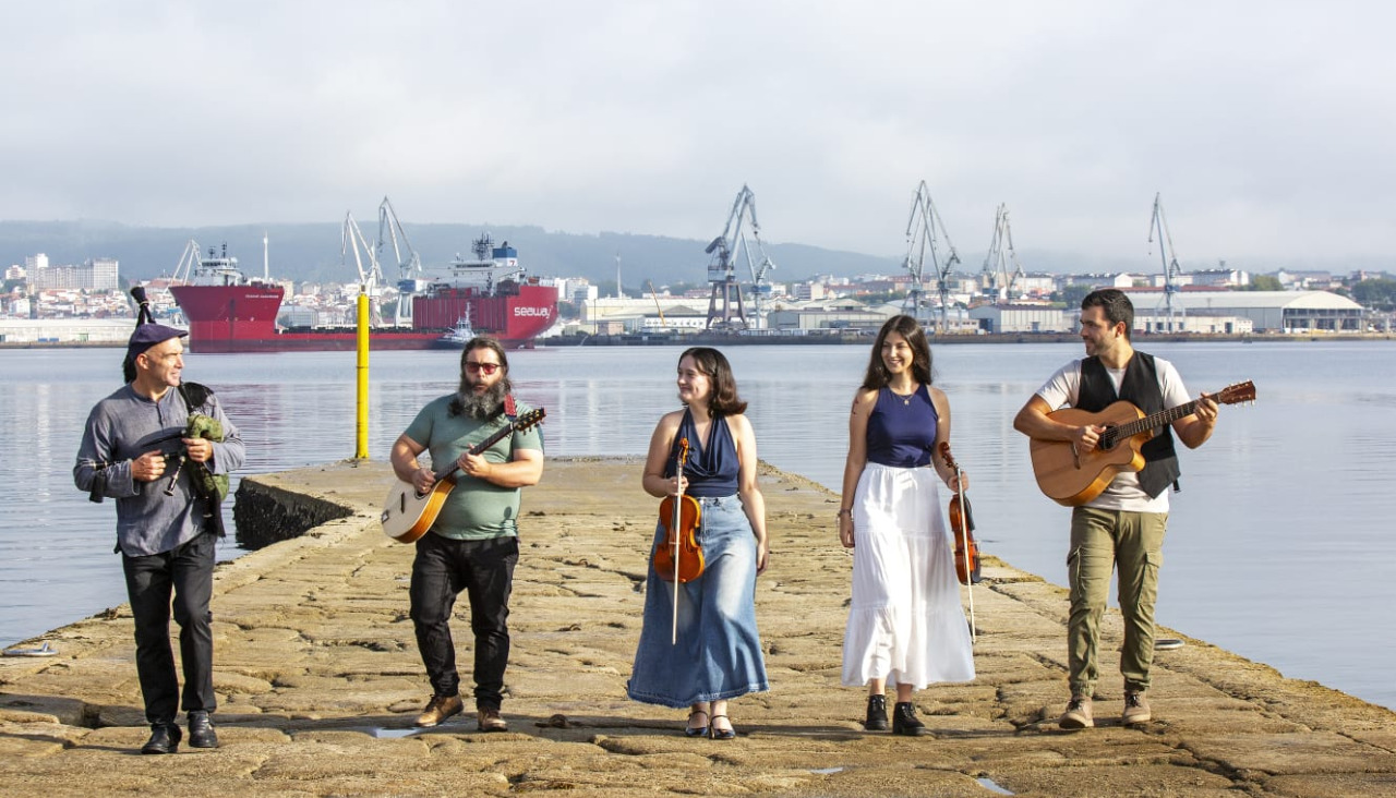 As Pías interpreta pezas tradicionais galegas arranxadas polo grupo, de composición propia e de autorías amigas