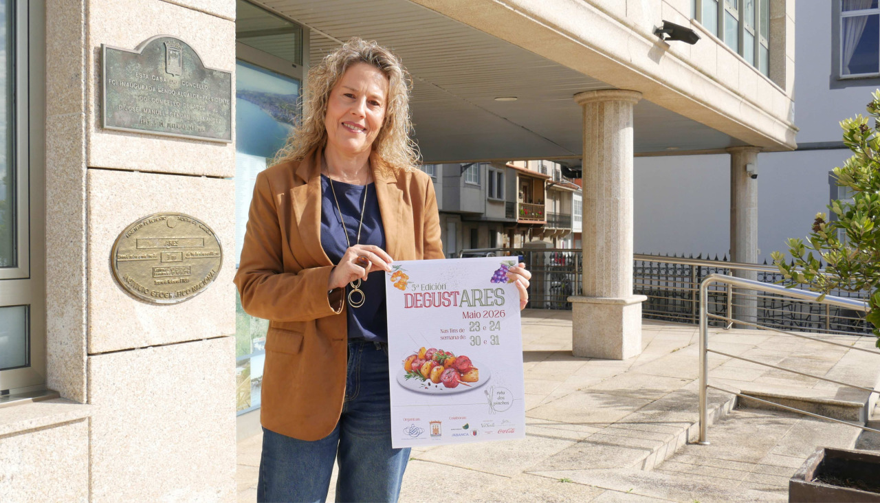 La edila Lucía Blanco con el cartel de la iniciativa
