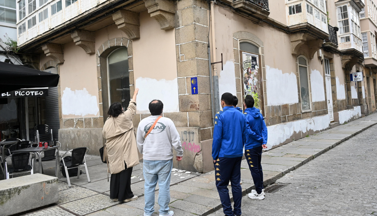Clara Pallares explicándoles el proyecto a los jugadores de O Parrulo Ferrol
