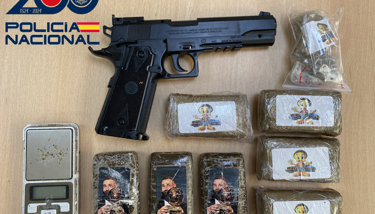 Pistola de aire comprimido, bloques de hachís y una báscula de precisión incautados en el operativo