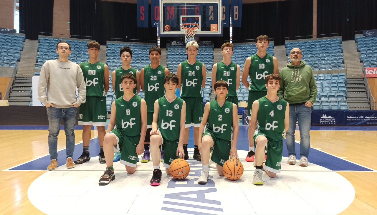 El equipo infantil del Basket Ferrol, antes de jugar ante el Obradoiro