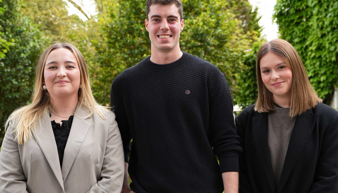 Los tres jóvenes gallegos tras presentar su TFG